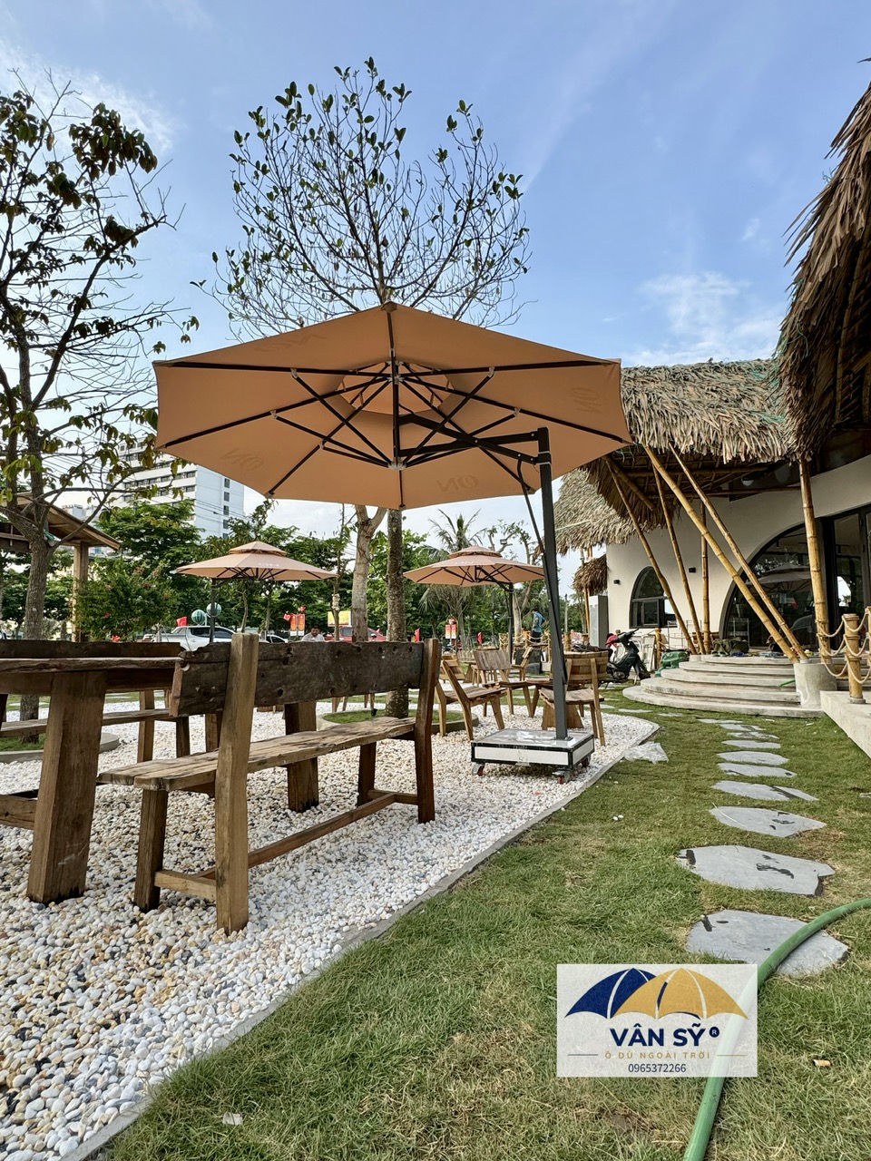 Lắp đặt Ô Lệch Tâm Tròn 3,6m cho tiệm ƠN COFFEE -Nguyễn Sinh Cung - CỬA LÒ cực đẹp