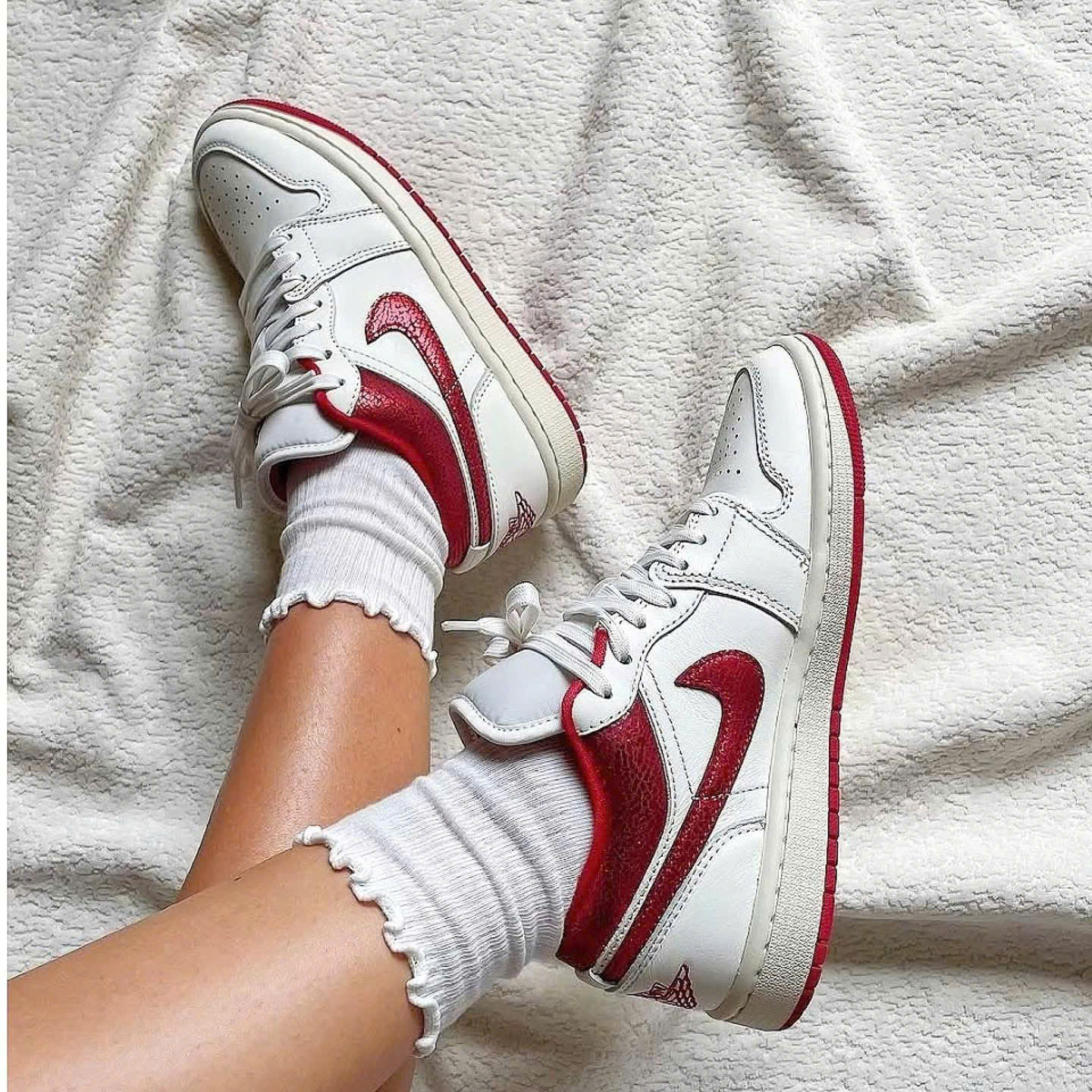 Jordan1 low Metallic Red Swoos