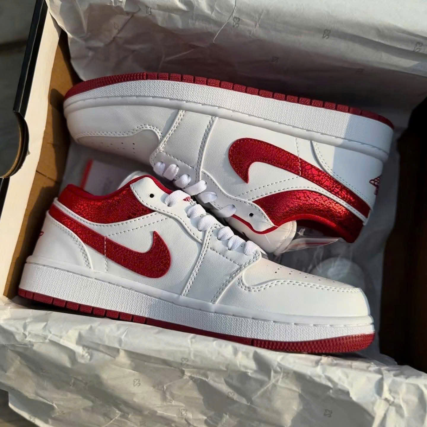 Jordan1 low Metallic Red Swoos