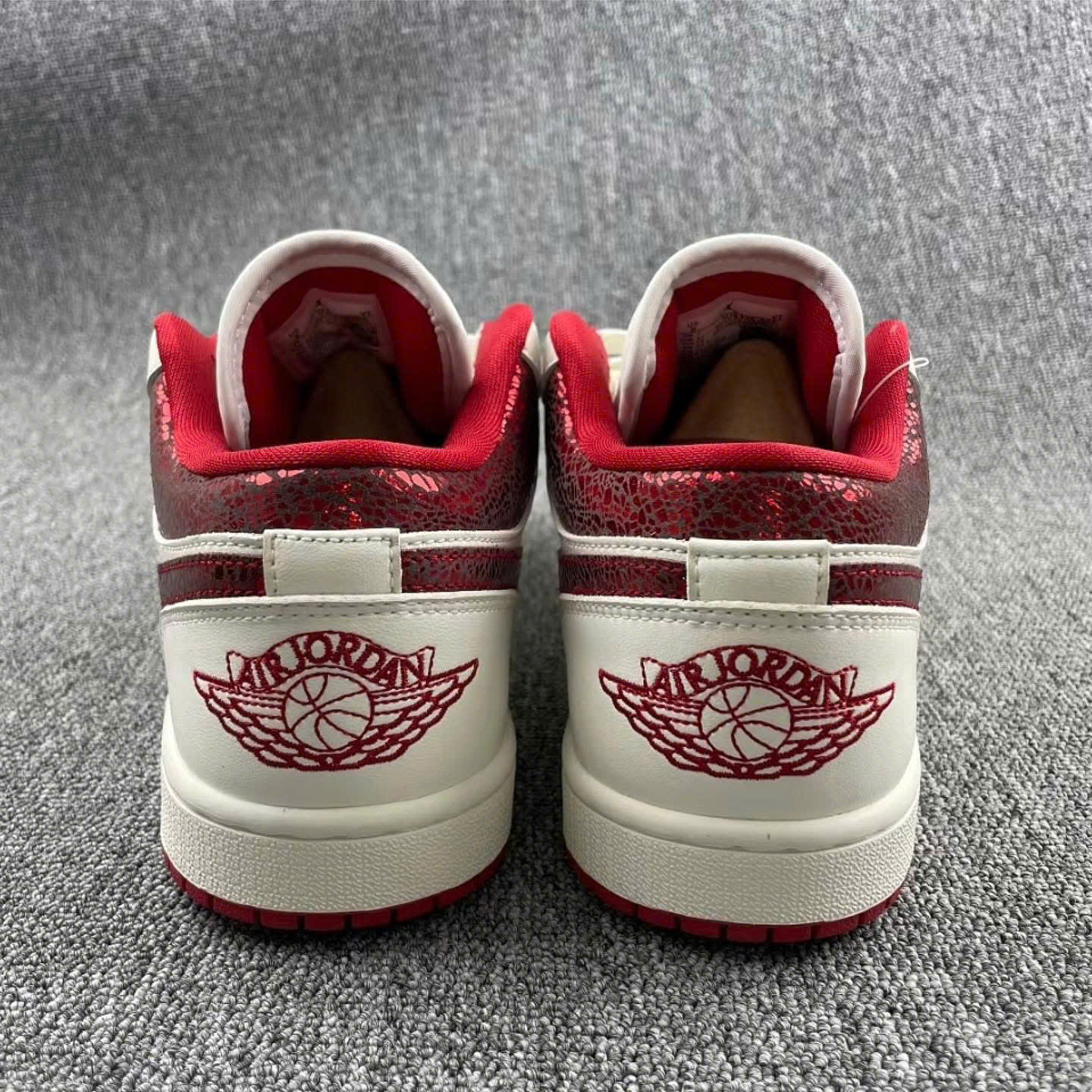 Jordan1 low Metallic Red Swoos