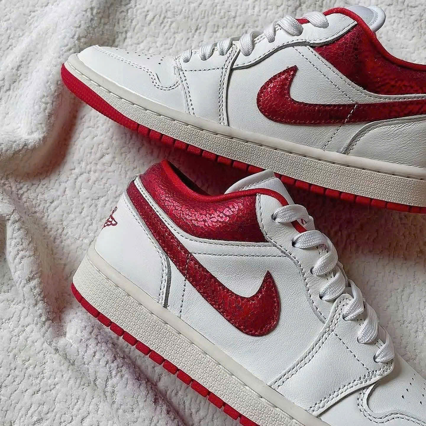 Jordan1 low Metallic Red Swoos