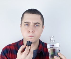 So sánh nước súc miệng CHX (Chlorhexidine) và nước muối điện hóa HomoSAN: Đâu là lựa chọn tốt nhất?