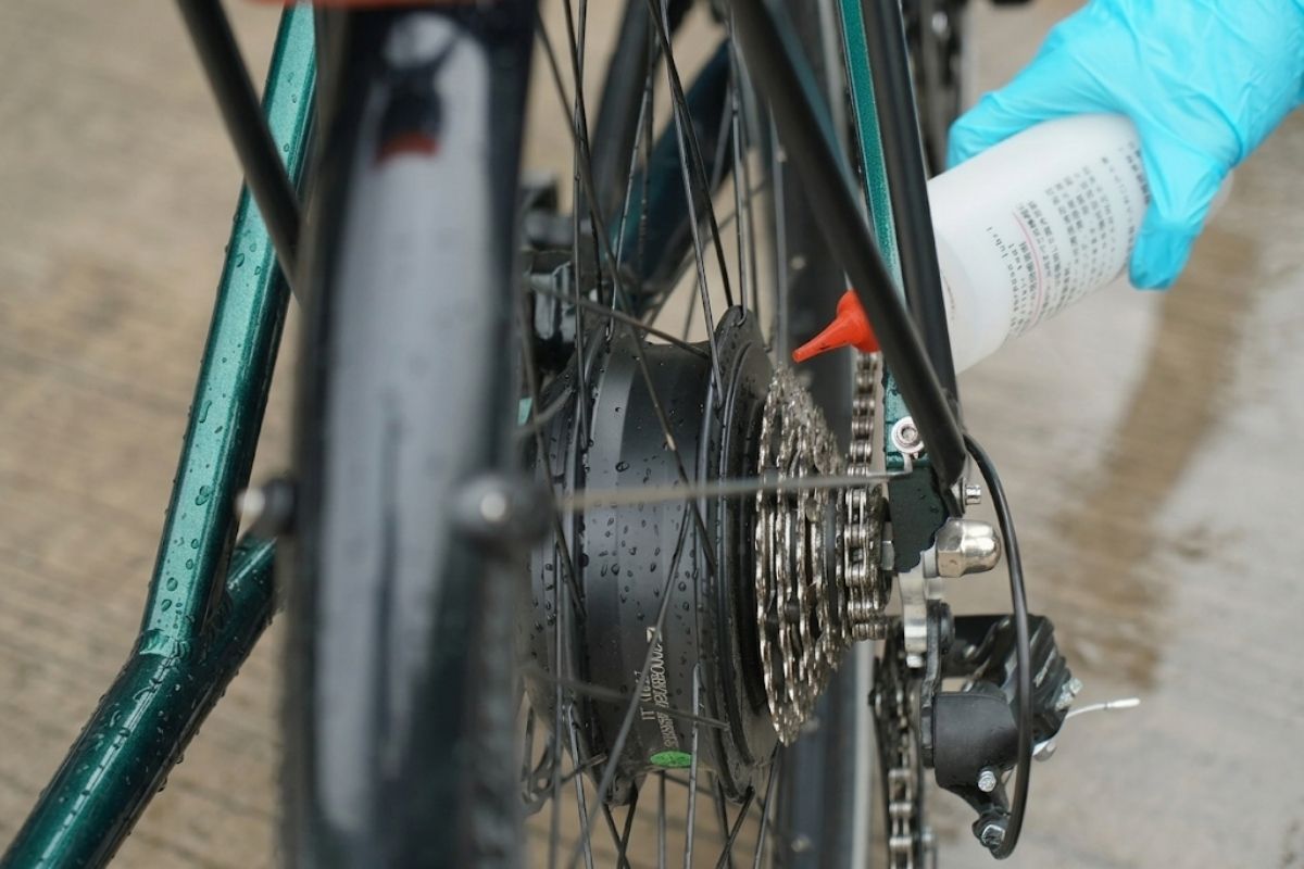Cận cảnh thao tác tra dầu bảo dưỡng xích líp Shimano