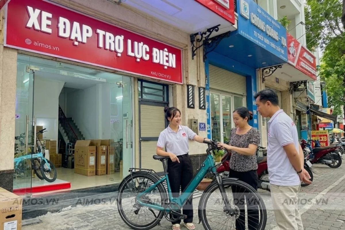 Nhân viên Aimos tư vấn và kiểm tra xe trực tiếp cho khách hàng
