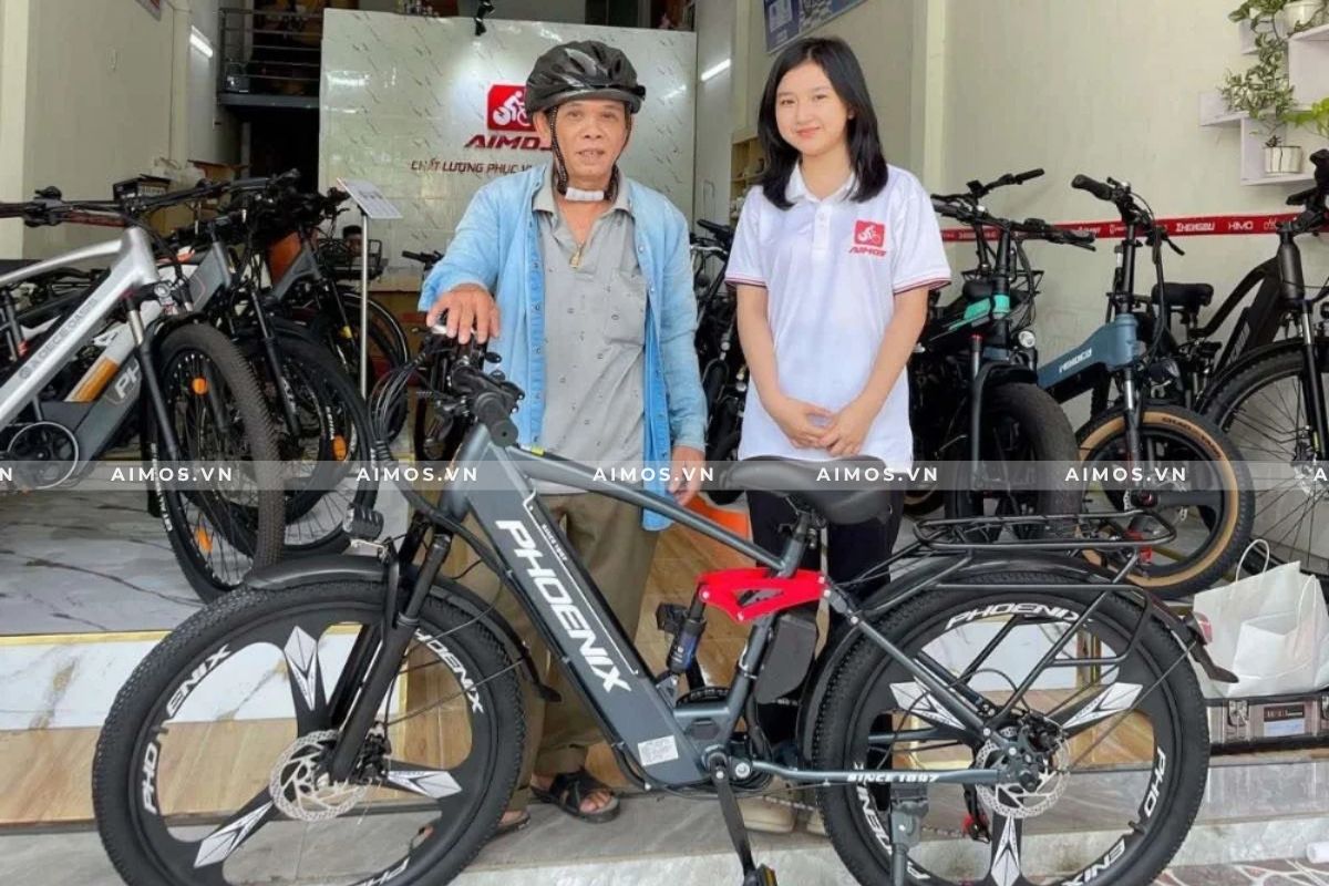 Người lớn tuổi chọn mua xe tại AIMOS