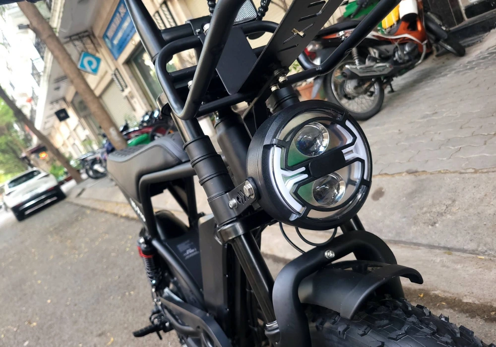 Ouxi V8 Pro trang bị đèn còi, xi nhan an toàn