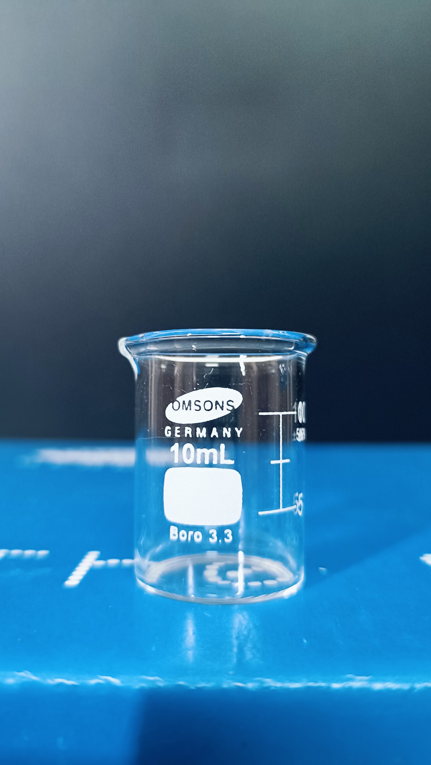 Cốc thủy tinh 10ml, có mỏ, chia vạch, Hãng OMSONS GERMANY