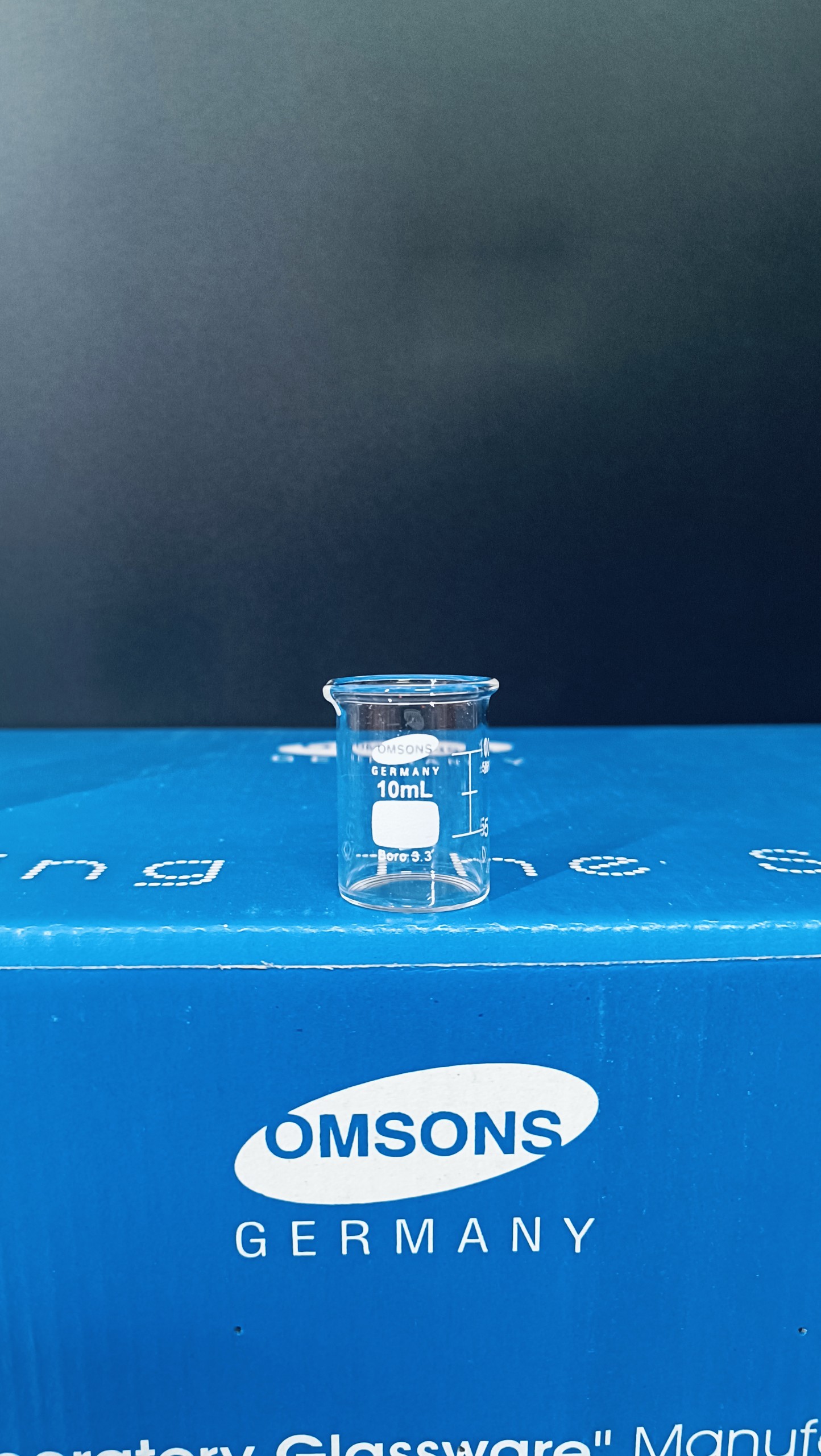 Cốc thủy tinh 10ml, có mỏ, chia vạch, Hãng OMSONS GERMANY