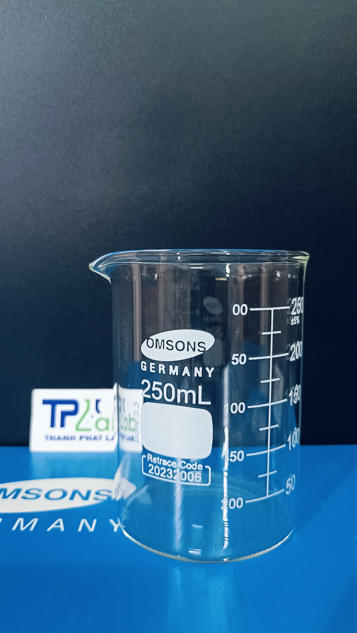 Cốc thủy tinh 250ml có mỏ, chia vạch, Hãng OMSONS GERMANY