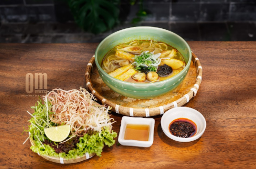 Bún Huế: Nguyên liệu tươi ngon, hương vị trọn vẹn (Bún Huế: Fresh Ingredients, Full Flavor)