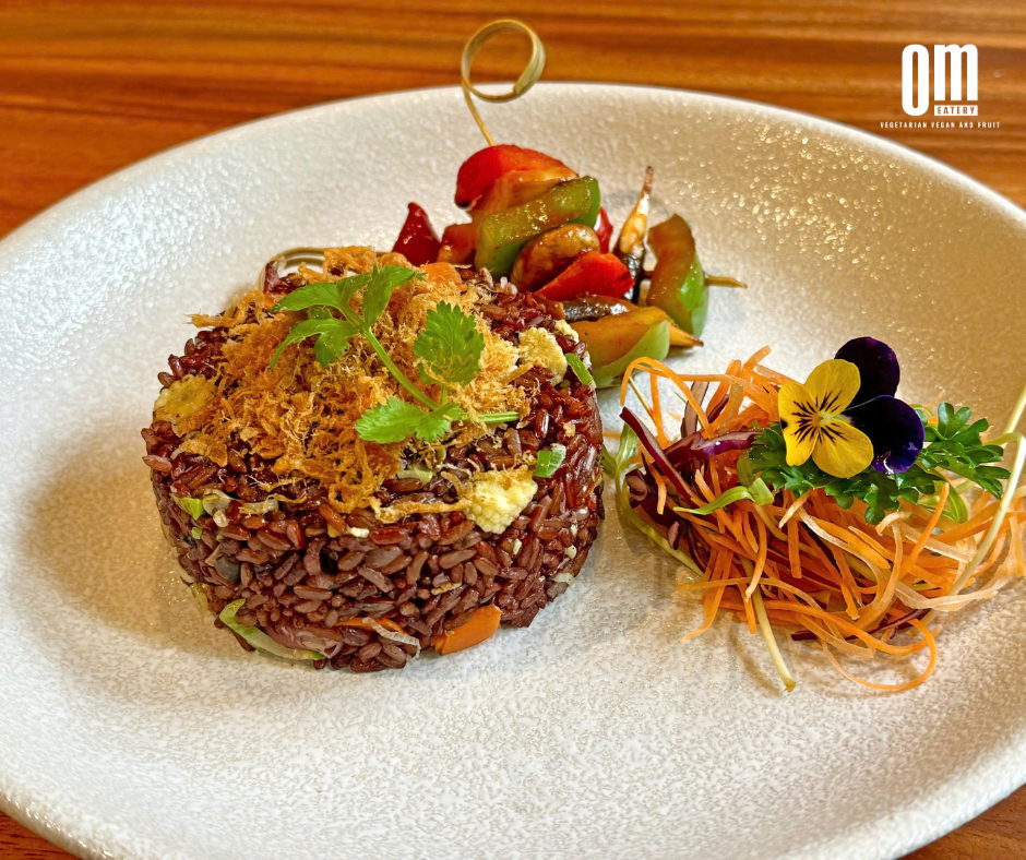 Cơm Chiên Gạo Lứt Huyết Rồng Nấm Nướng – Món ngon thanh đạm, dinh dưỡng đỉnh cao chỉ có tại Nhà Hàng Chay OM Eatery! / Dragon Blood Brown Rice Stir-Fried with Grilled Mushrooms – A Wholesome and Nutrient-Packed Delight, Exclusively at OM Eatery Vegetarian Restaurant!