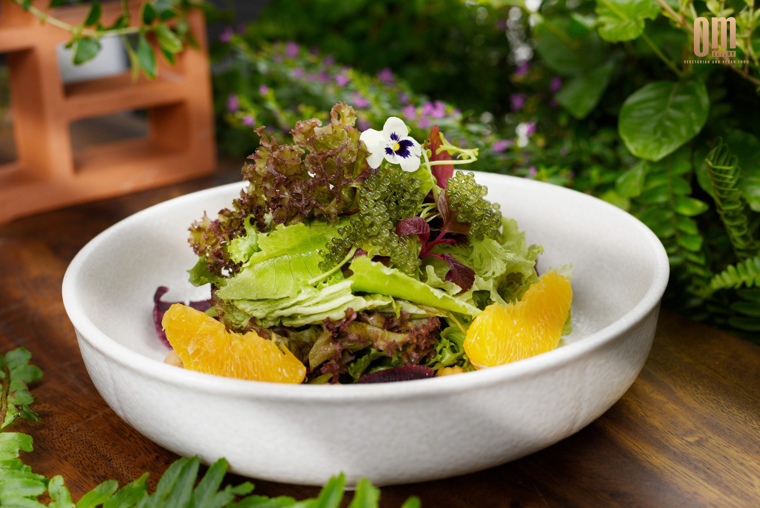 Khám phá bùng nổ hương vị từ thiên nhiên với món Salad Cam Rong Nho