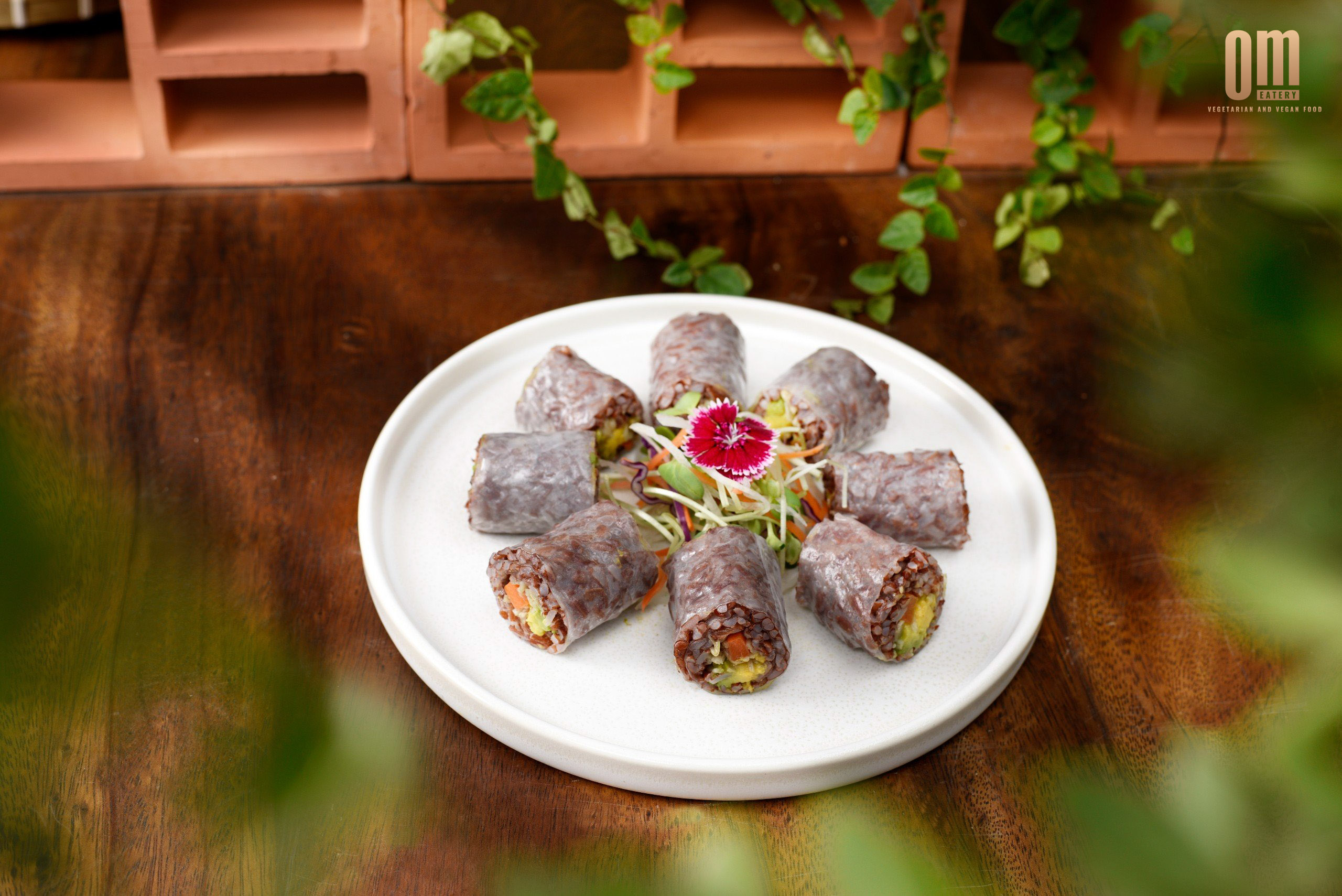 Cuốn Gạo Lức Trái Bơ: Hành Trình Khám Phá Vị Giác Độc Đáo (Brown Rice Avocado Rolls: A Unique Journey of Taste Exploration)