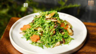 OM Eatery: Bữa Cơm Gia Đình Ấm Áp Với Món Thiên Lý Xào Nấm Mối! / OM Eatery: A Warm Family Meal Featuring Stir-Fried Flowers and Mushrooms!