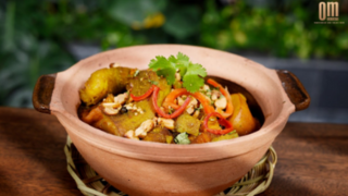 Chuối Om Nghệ: Hương Vị Quê Hương Tại Nhà Hàng Chay OM Eatery / Braised Banana with Turmeric: A Taste of Home at OM Eatery