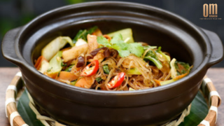 Miến Thố Xì Xèo – Trải Nghiệm Âm Thanh và Hương Vị Tại OM Eatery! / Sizzling Noodle Bowl – A Sensory and Flavor Experience at OM Eatery!