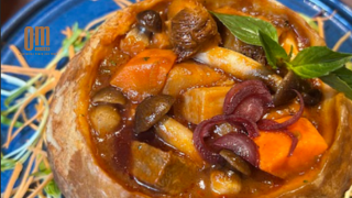 Hương thơm quyến rũ, vị ngọt tinh tế: Nấm hầu thủ sốt rượu vang tại OM Eatery! / The Alluring Aroma, the Delicate Sweetness: King Oyster Mushrooms in Red Wine Sauce at OM Eatery!