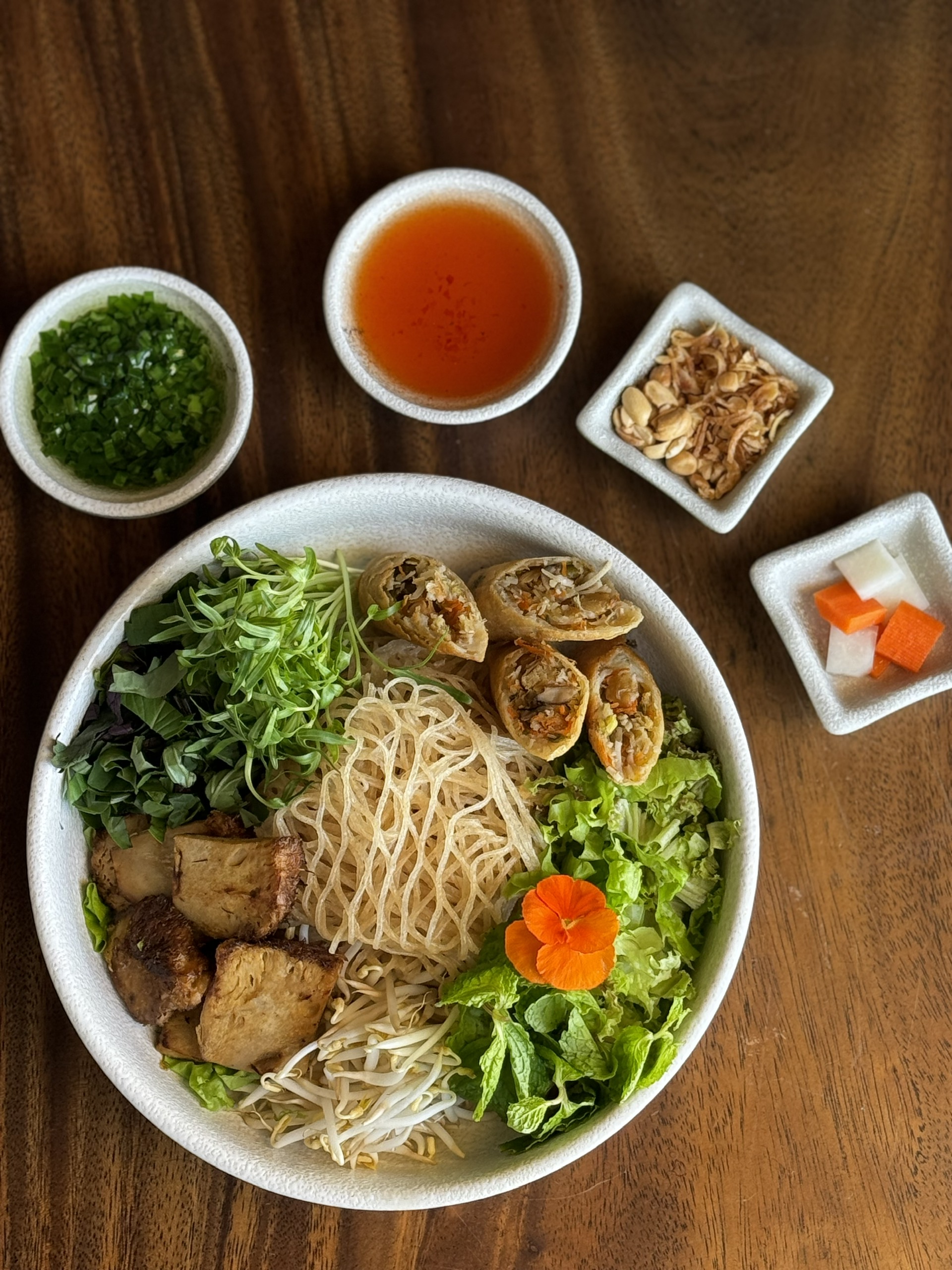 MỘT TRẢI NGHIỆM CHAY KHÁC BIỆT – PHỞ SẮN QUẾ SƠN TRỘN NẤM HẦU THỦ TẠI OM EATERY ( A UNIQUE VEGETARIAN EXPERIENCE – “QUE SON” CASSAVA PHO MIXED WITH GRILLED LION’S MANE AT OM EATERY )
