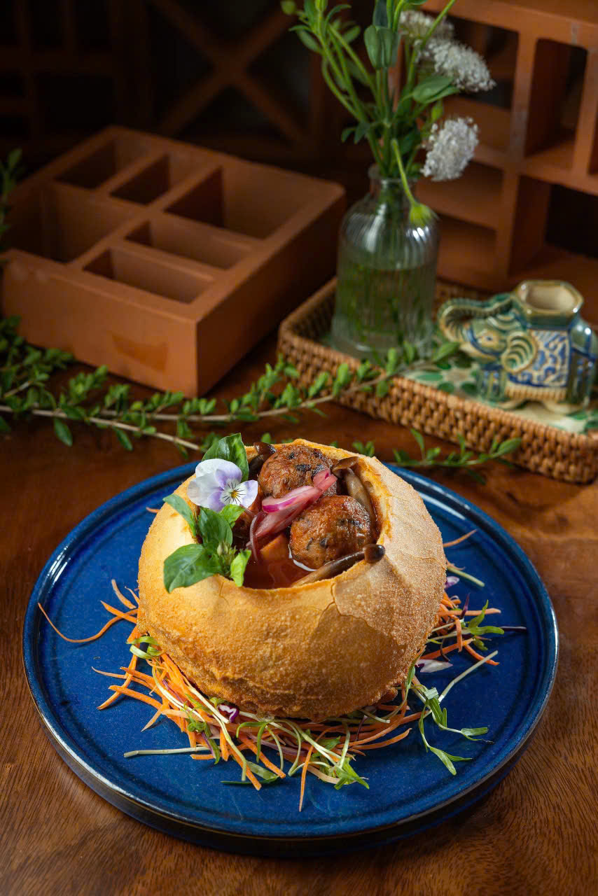 NẤM HẦU THỦ SỐT RƯỢU VANG – THANH TAO VỊ NẤM, QUYẾN RŨ HỒN VANG ( LIONS MANE MUSHROOM RAGOUT - THE ELEGANCE OF MUSHROOMS, THE ALLURE OF WINE )