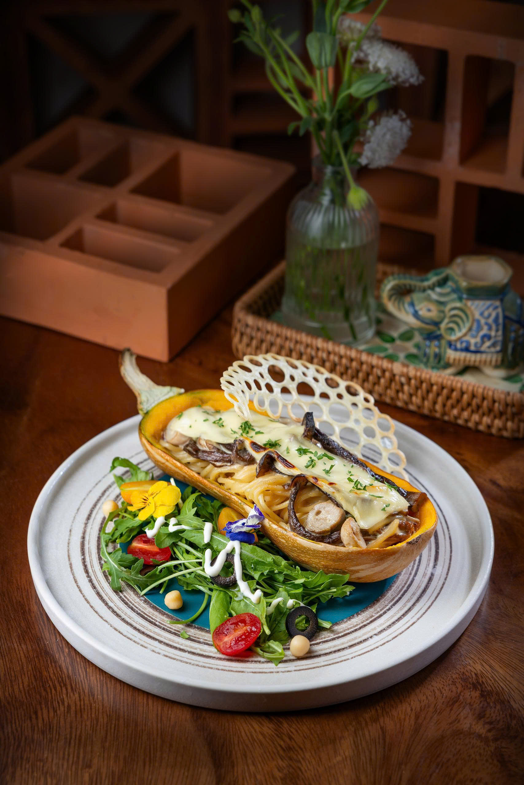 MỲ BÍ SỐT KEM NẤM LỘC NHUNG – THANH NGỌT, BÉO MỊN, TRÒN ĐẦY DƯ VỊ ( MOZZARELLA CHEESE SPAGHETTI – DELICATELY SWEET, RICHLY SMOOTH, AND FULL OF FLAVOR )