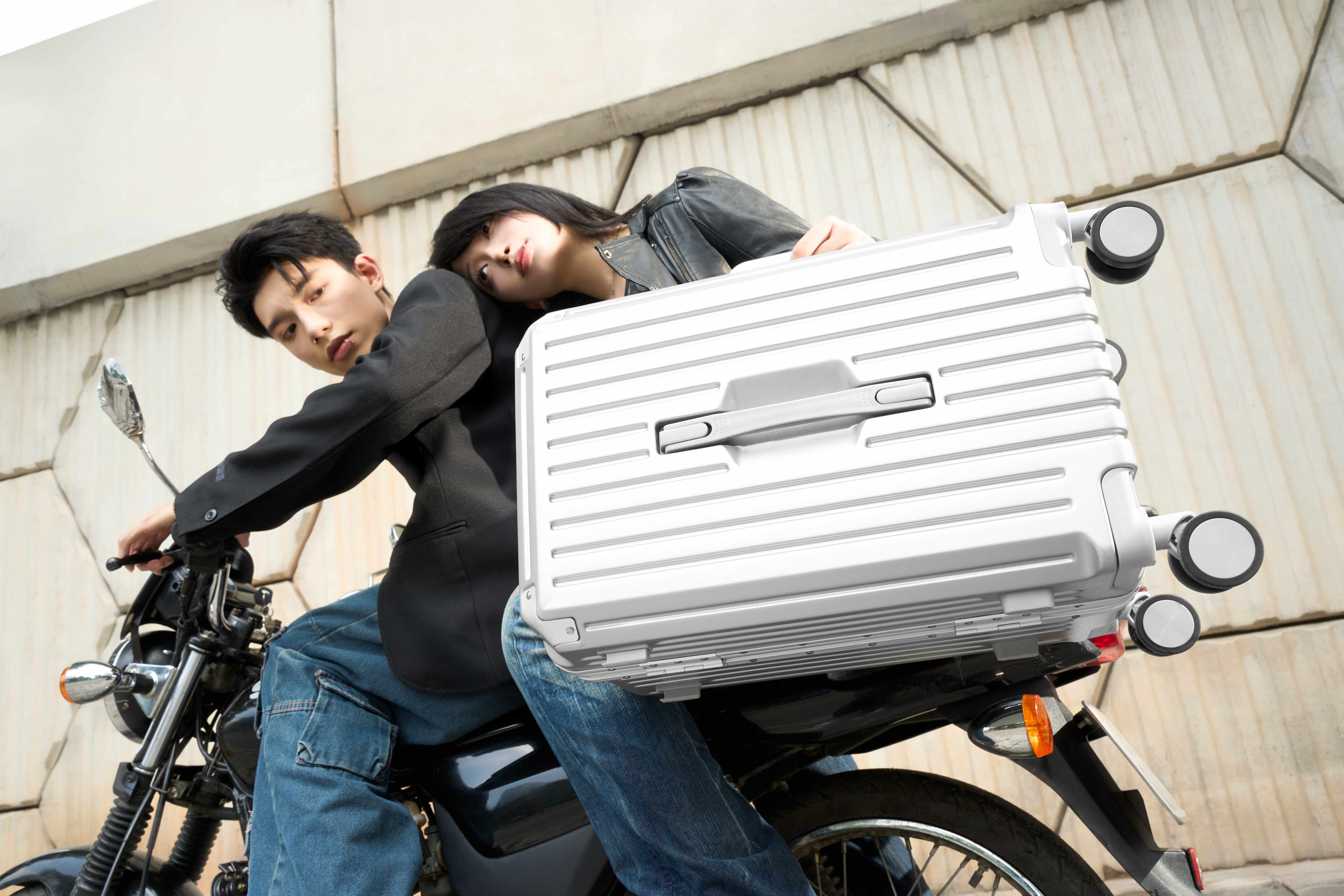 Vali là hành trang không thể thiếu trong mỗi chuyến đi