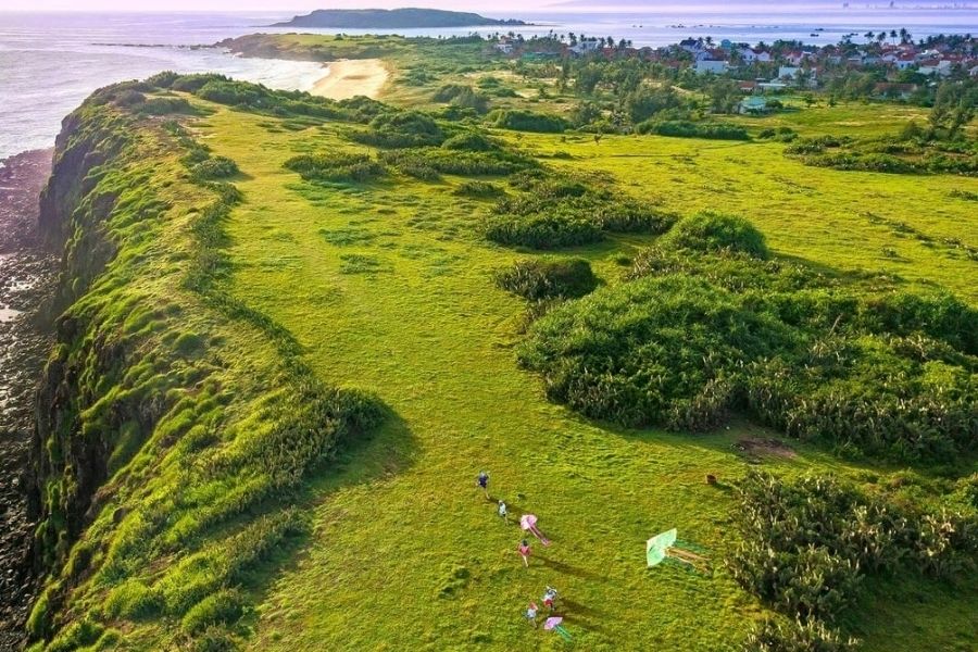 Đồng cỏ xanh mây trắng, nắng vàng ở bãi Xép