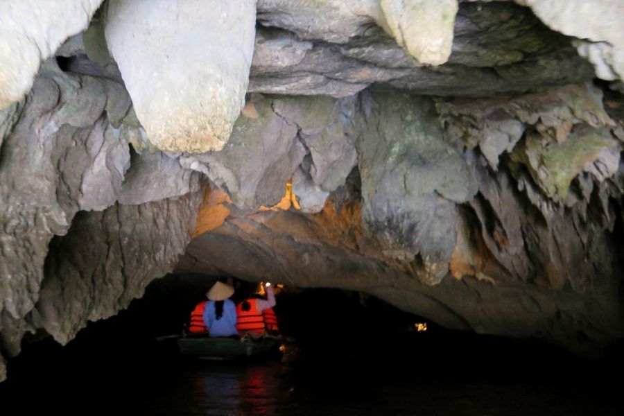Hang động ở Tràng An