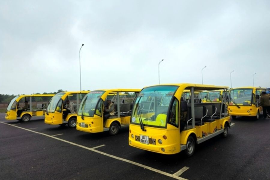 Xe điện là phương tiện di chuyển trong khu du lịch chùa Bái Đính