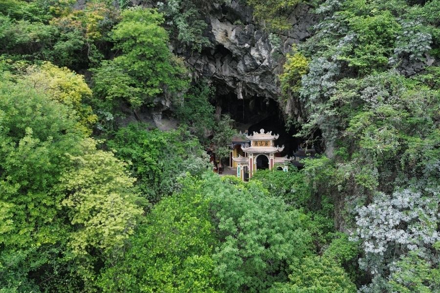 Chùa Địch Lộng gần đầm Vân Long