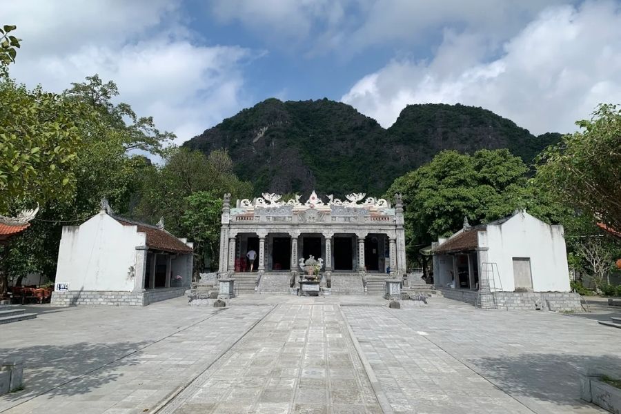 Đền Thái Vi nằm trong khu du lịch Tam Cốc - Bích Động