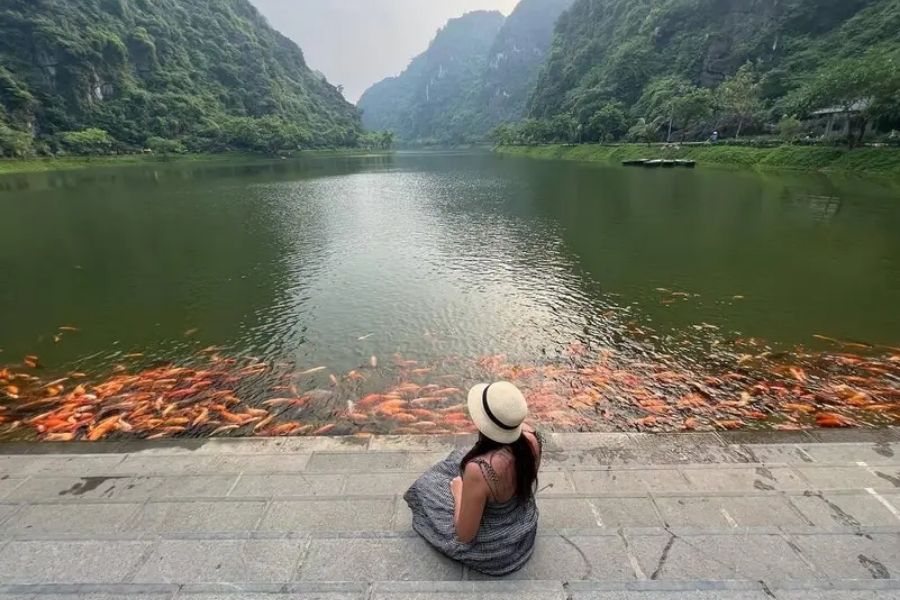 Check-in mặt hồ khi tới động Am Tiên