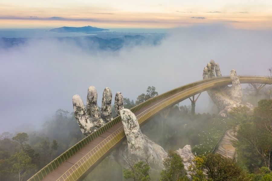 Cầu Vàng Đà Nẵng chìm trong sương mùa đông