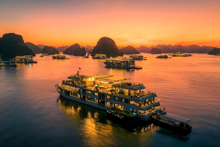 Ngắm hoàng hôn trên vịnh Hạ Long tháng 4