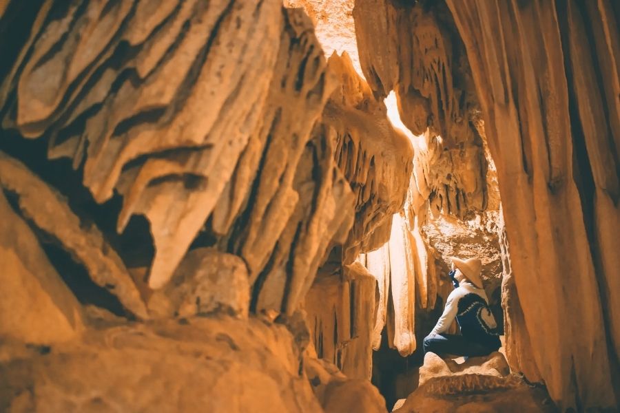 Hang Bụt có những nhũ đá vôi đặc sắc