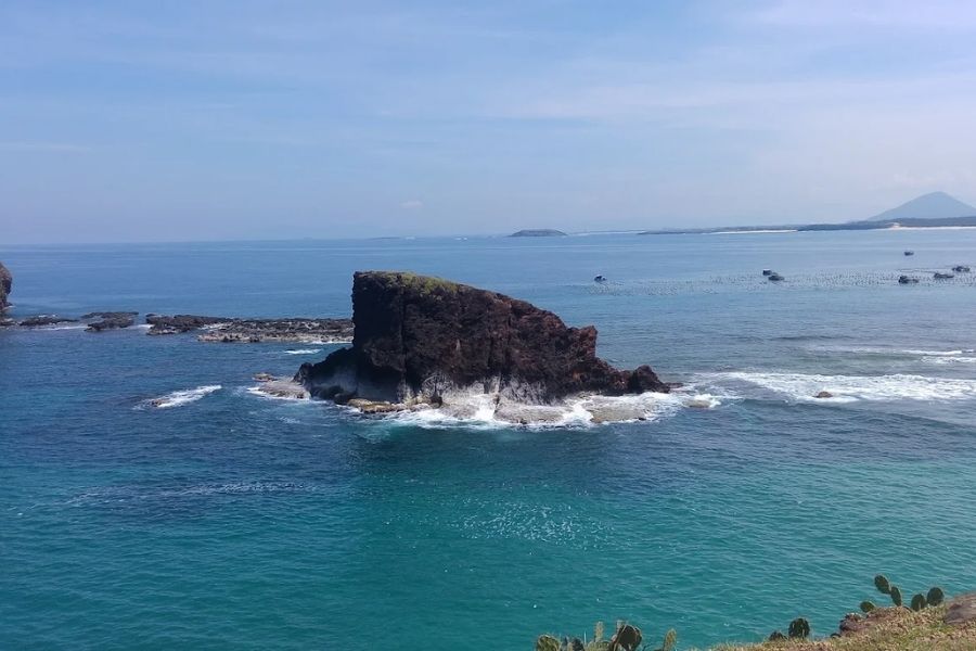 Hòn Đụn gần kề Hòn Yến