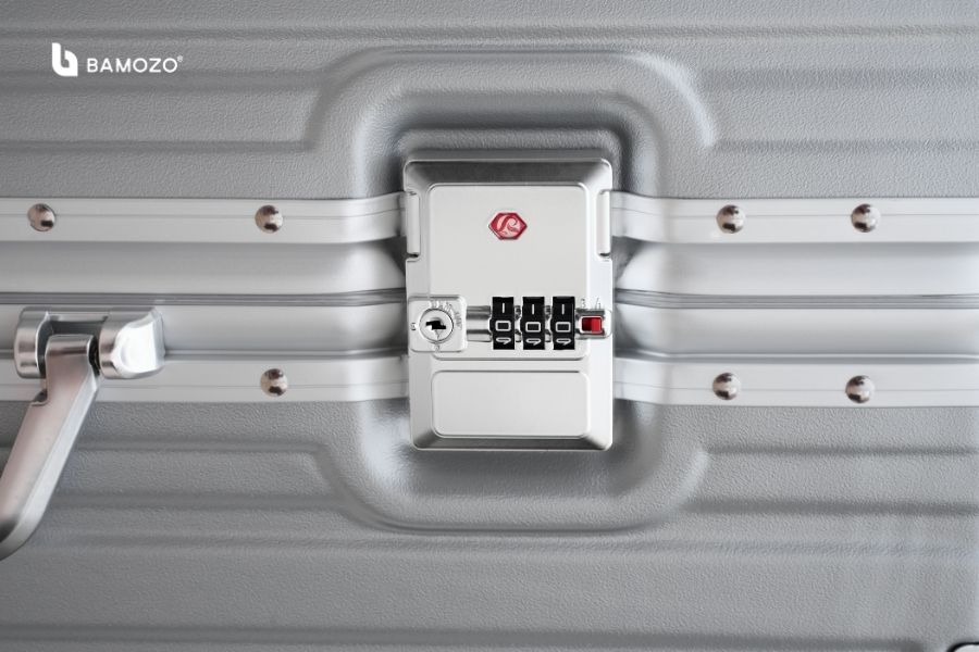 Khóa TSA tích hợp trên thân vali