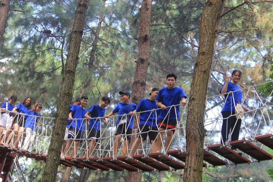 Tham gia hoạt động team building tại khu du lịch Ao Vua