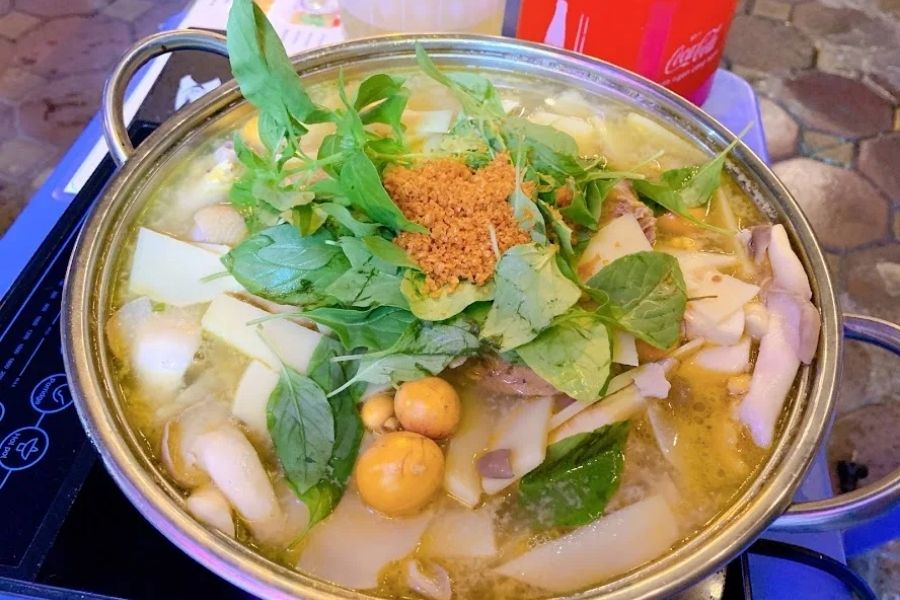 Quán lẩu gà lá é ngon khu vực Cầu Giấy Hà Nội