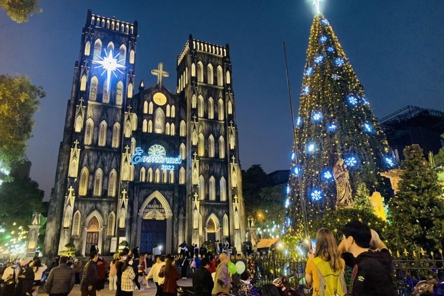 Tận hưởng không khí Noel ở Nhà thờ lớn Hà Nội