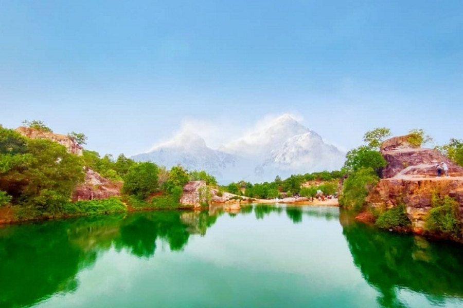 Hồ Tà Pạ nước xanh như màu ngọc bích