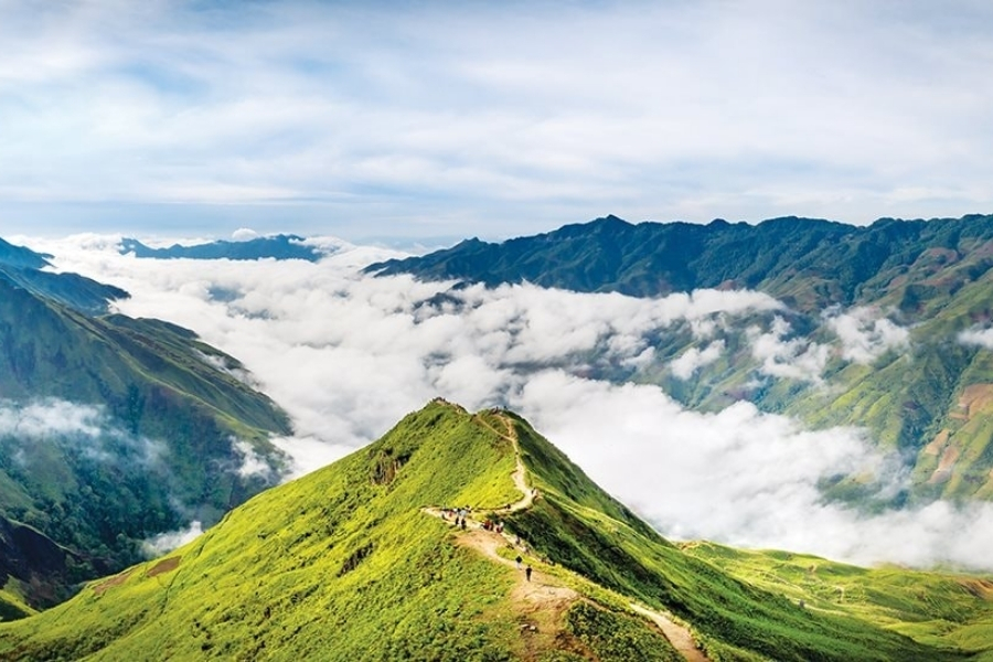 Du lịch tháng 12 săn mây trên sống lưng khủng long Sơn La