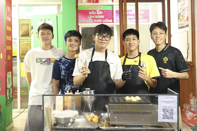 KHỞI NGHIỆP MÙA HÈ – CÂU CHUYỆN CỦA HOÀNG LONG (LONG TACO & TAKO)