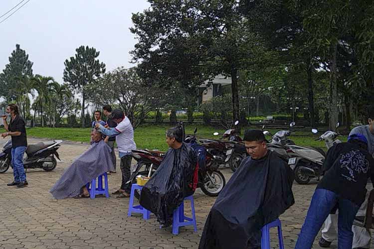 Học đi đôi với hành: Buổi thực tiễn của lớp CẮT UỐN TÓC CHUYÊN NGHIỆP tại Công viên Lam Sơn