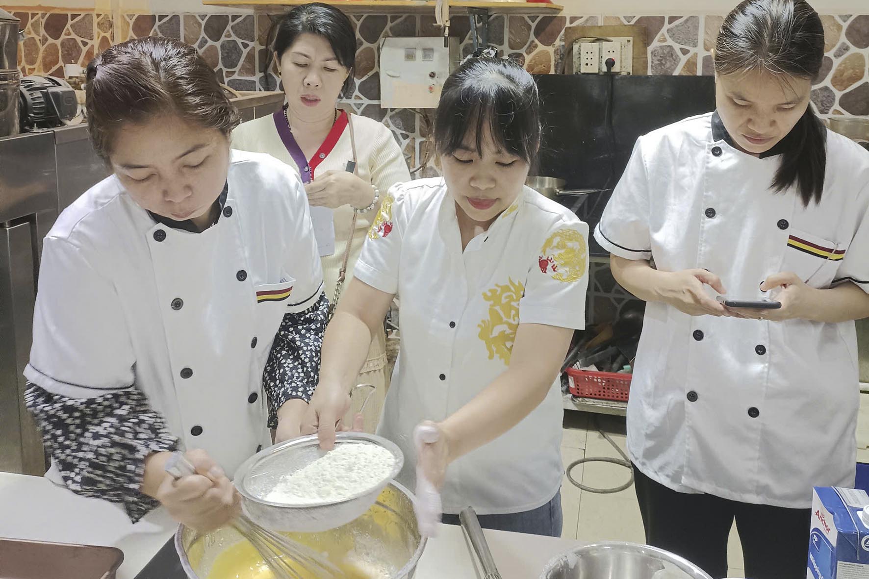 {Tổng Hợp} Tài Liệu, Bảng Công Thức Chi Tiết Tất Tần Tật Về Bí Quyết Làm Bánh Bông Lan Chuyên Nghiệp: Tổng Hợp Công Thức Đỉnh Cao - Mastering Sponge Cake