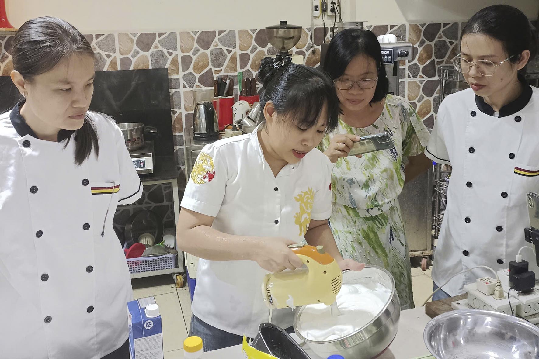 {Tổng Hợp} Tài Liệu, Bảng Công Thức Chi Tiết Tất Tần Tật Về Bí Quyết Làm Bánh Bông Lan Chuyên Nghiệp: Tổng Hợp Công Thức Đỉnh Cao - Mastering Sponge Cake