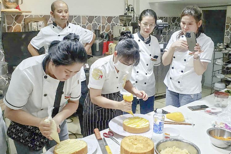 Workshop Học Làm Bánh Bông Lan Trứng Muối Chà Bông (Phương Pháp Tách Tròng) - Trang Trí Bánh Sinh Nhật PVN360