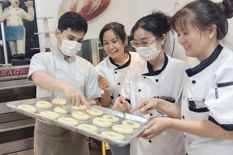 Chuyên đề học làm BÁNH VÒNG DONUT: HỌC BÍ QUYẾT LÀM MỀM XỐP, ĐA DẠNG HƯƠNG VỊ VÀ KINH DOANH