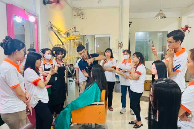 Cắt Uốn Tóc Chuyên Nghiệp (300 Giờ)