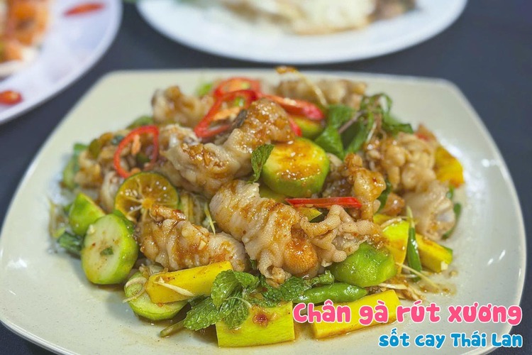 Workshop Học Làm Pad Kra Pao (Thịt Băm Xào Lá Húng Quế Thái) + Hải Sản Sốt Thái + Chân Gà Rút Xương Sốt Thái PVN1896