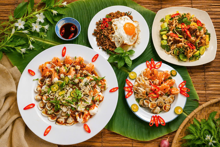 Workshop Học Làm Pad Kra Pao (Thịt Băm Xào Lá Húng Quế Thái) + Hải Sản Sốt Thái + Chân Gà Rút Xương Sốt Thái PVN1896